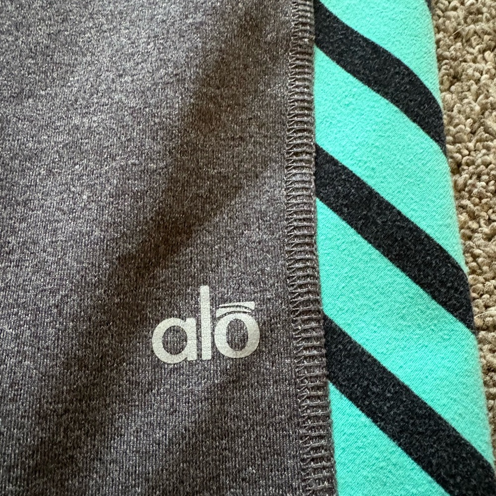 ALO Yoga Charcoal Leggings with Teal Striped Side Panels - Picture 4 of 5